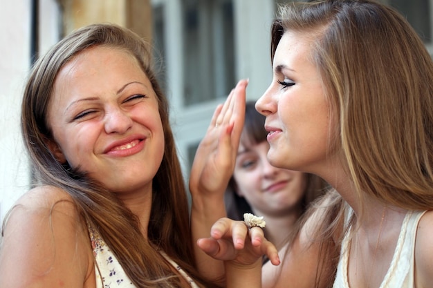 Ragazze degli studenti che conversano e ridono