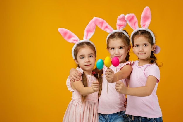 Ragazze del bambino che tengono le uova di Pasqua dipinte