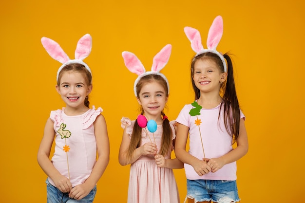 Ragazze del bambino che tengono le uova di Pasqua dipinte