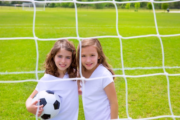 Ragazze del bambino di calcio di calcio che giocano sul campo