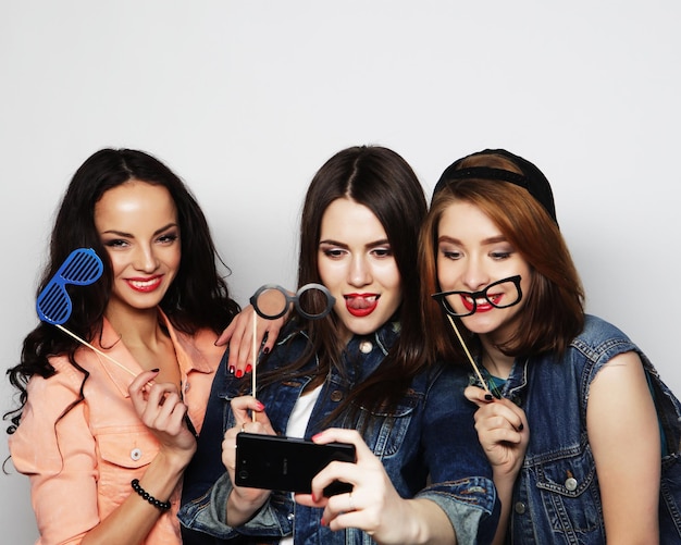 Ragazze divertenti pronte per il selfie della festa