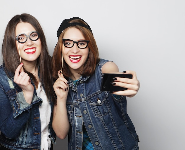 Ragazze divertenti pronte per il selfie della festa