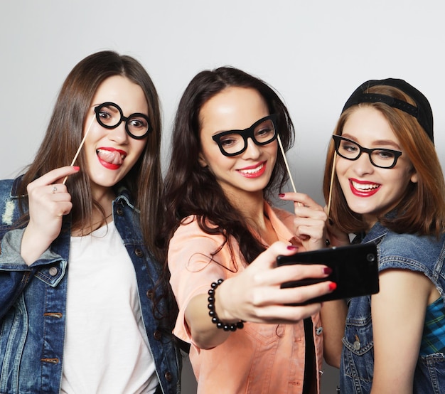 Ragazze divertenti pronte per la festa