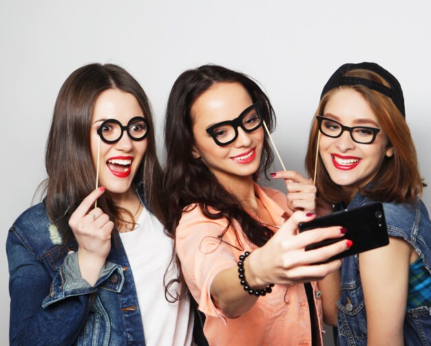 Ragazze divertenti, pronte per la festa