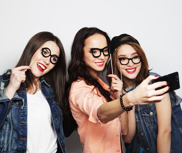 Ragazze divertenti, pronte per la festa