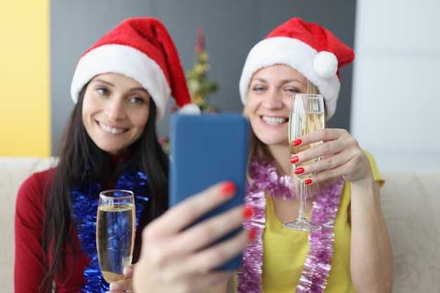 Ragazze divertenti sorridenti con bevande