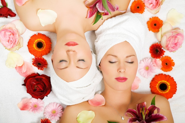 Ragazze e fiori di benessere