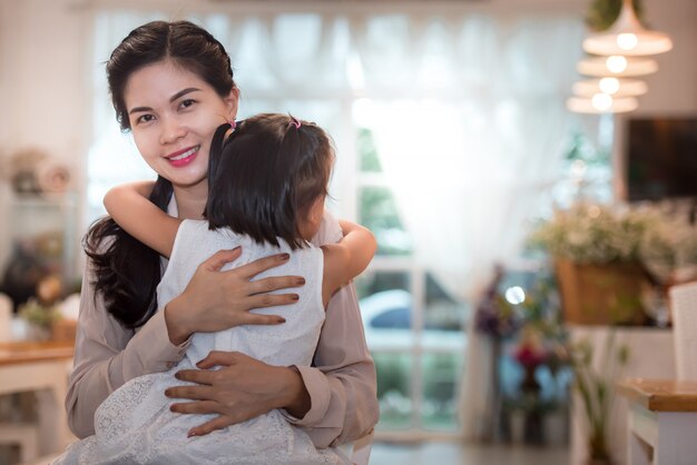 Ragazze e madri asiatiche si abbracciano