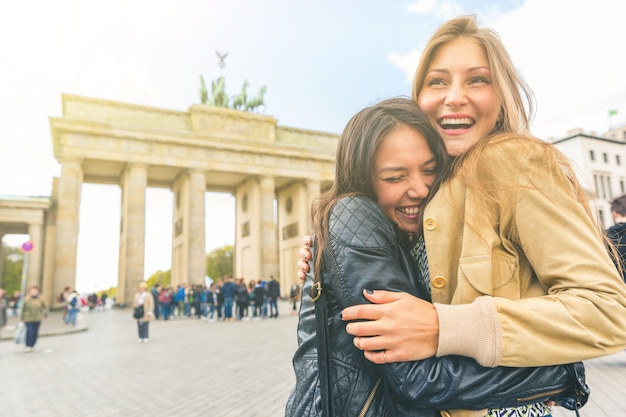 Ragazze felici che si incontrano e si abbracciano a Berlino