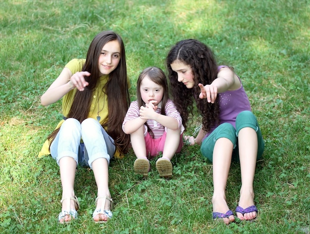 Ragazze felici nel parco.