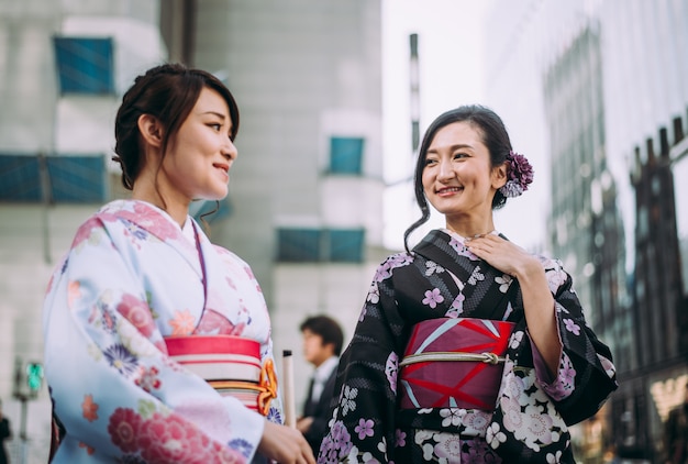 ragazze giapponesi che indossano abiti tradizionali kimono, momenti di stile di vita