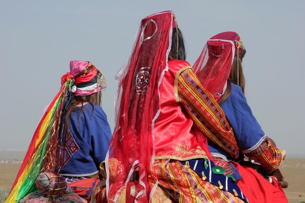 ragazze in abiti folcloristici sui cammelli