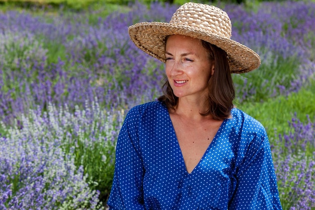 Ragazze in fiori di lavanda sul campo