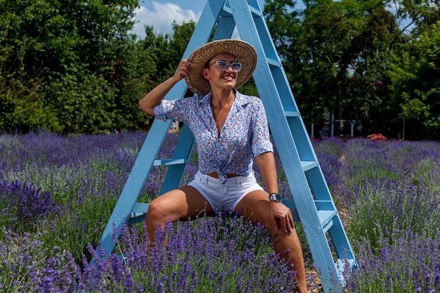 Ragazze in fiori di lavanda sul campo