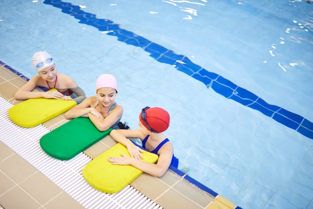 Ragazze in piedi in acqua