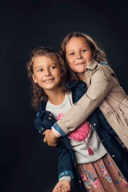 Ragazze in posa in abiti autunnali in Studio