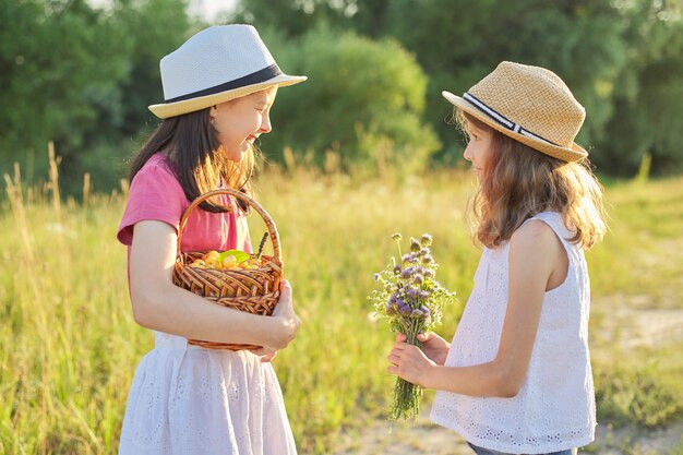 ragazze in prato sulla soleggiata giornata estiva