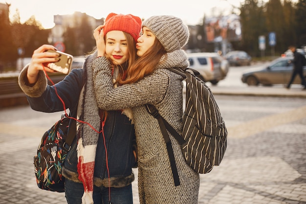 Ragazze in una città