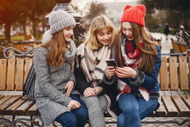 Ragazze in una città