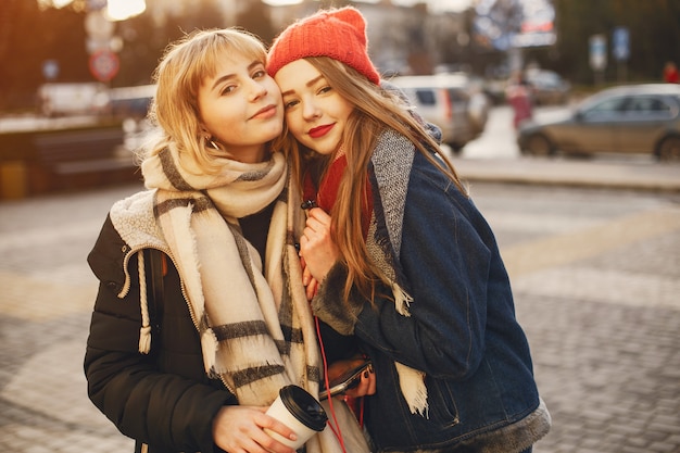 Ragazze in una città