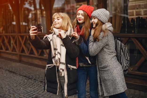 Ragazze in una città