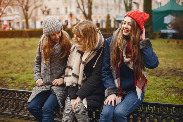 Ragazze in una città