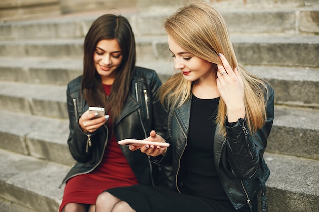 Ragazze in una città