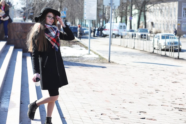 Ragazze in una passeggiata in una giornata di sole