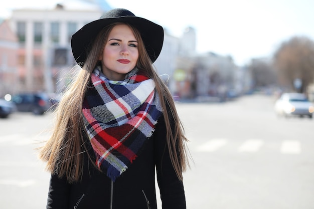 Ragazze in una passeggiata in una giornata di sole