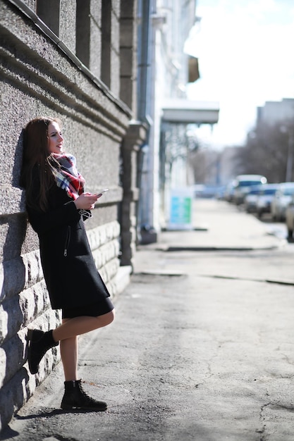 Ragazze in una passeggiata in una giornata di sole