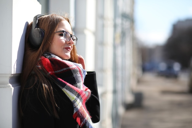 Ragazze in una passeggiata in una giornata di sole