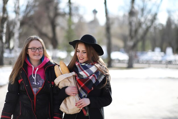 Ragazze in una passeggiata in una giornata di sole