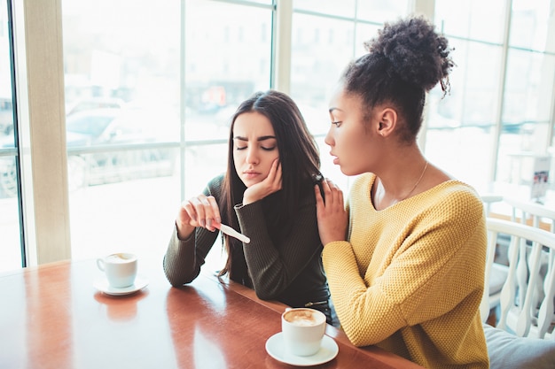 Ragazze nel caffè