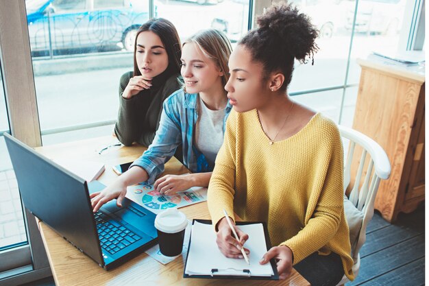 Ragazze nel caffè