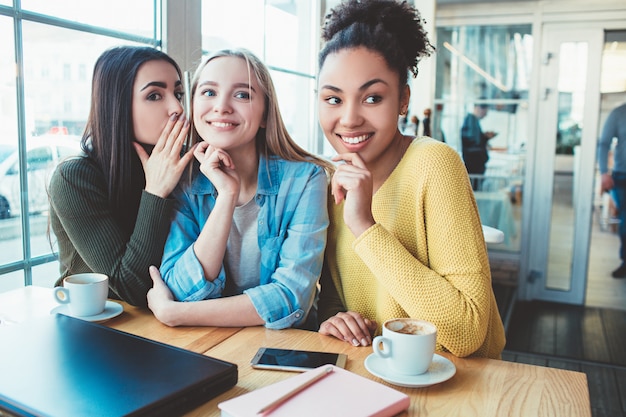 Ragazze nel caffè