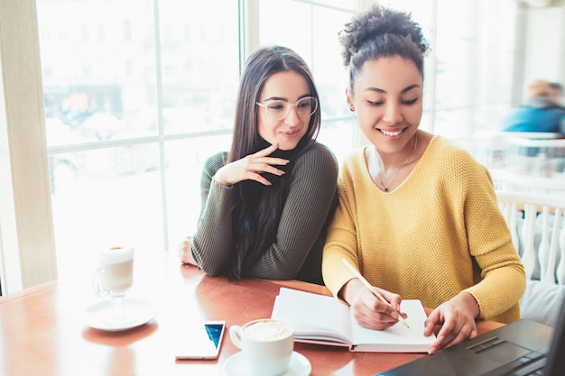 Ragazze nel caffè