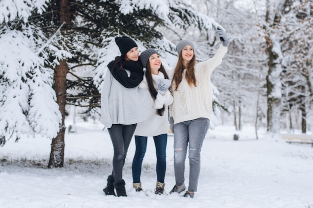 ragazze nel parco invernale