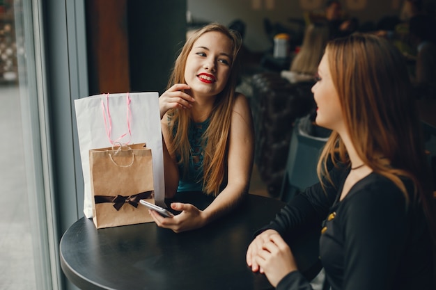 ragazze nel ristorante