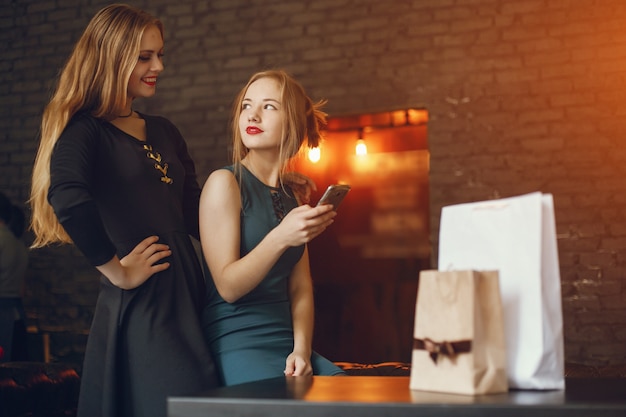 ragazze nel ristorante