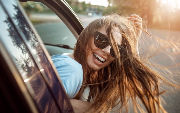 Ragazze passeggeri magnifici capelli svolazzanti come