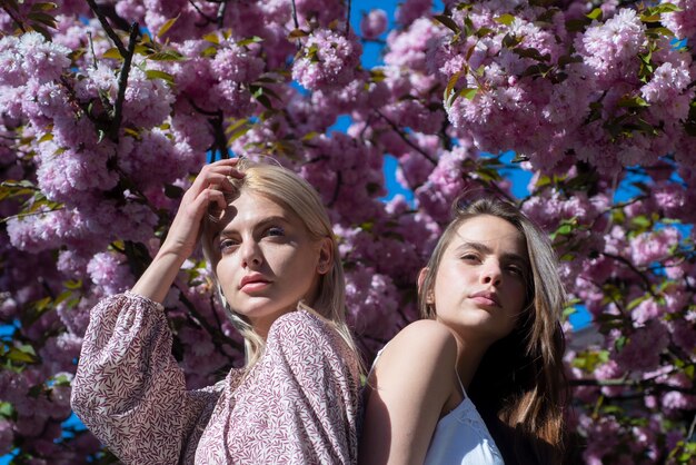 Ragazze primaverili moda bella ragazza in fiori rosa nel parco fiorito d'estate