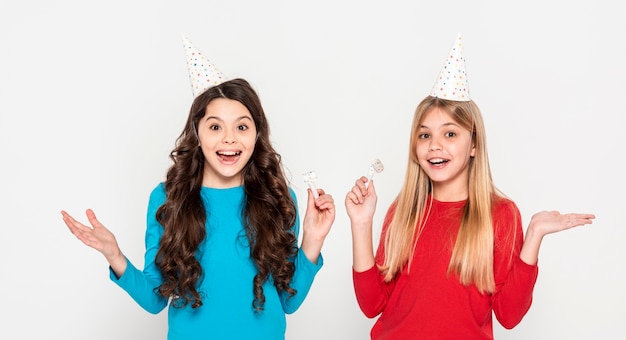 Ragazze pronte per la festa di compleanno