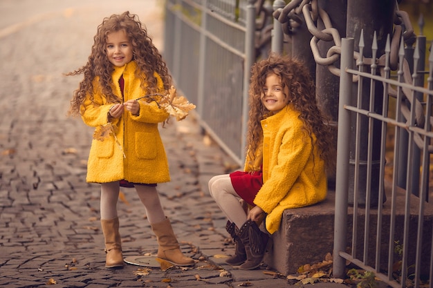 Ragazze ricci che camminano intorno