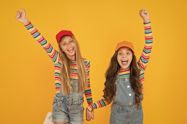 Ragazze sorridenti felici sorelle migliori amiche Vera amicizia Infanzia spensierata e felice Giornata dei bambini felice Sguardo familiare Bambini amichevoli e felici Bambini alla moda Giornata internazionale dei bambini