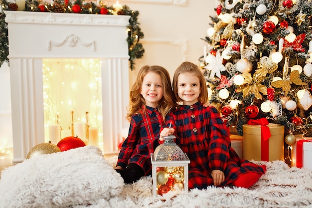 Ragazze sotto l'albero di Natale