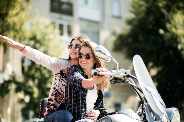 Ragazze sullo scooter