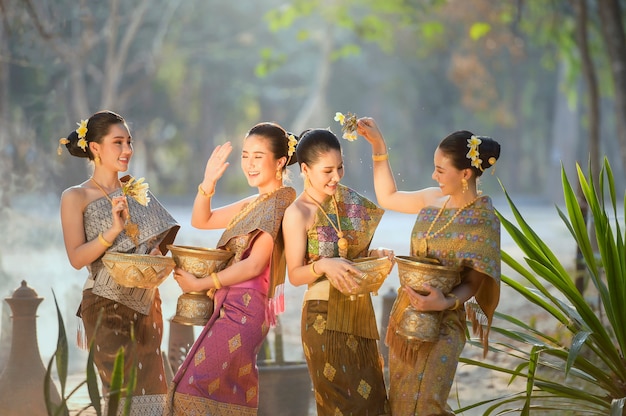 Ragazze tailandesi e ragazze del Laos che spruzzano acqua durante il festival