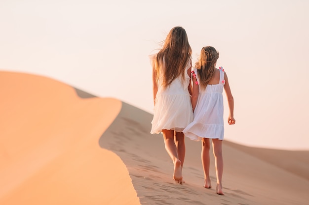 Ragazze tra le dune nel deserto di Rub al-Khali negli Emirati Arabi Uniti