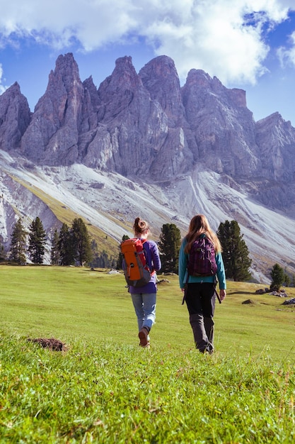 Ragazze turistiche alle Dolomiti