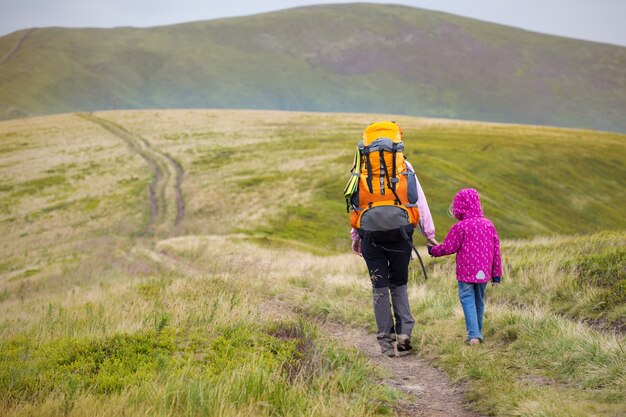 Ragazze turistiche madre e figlia e vista sulle montagne